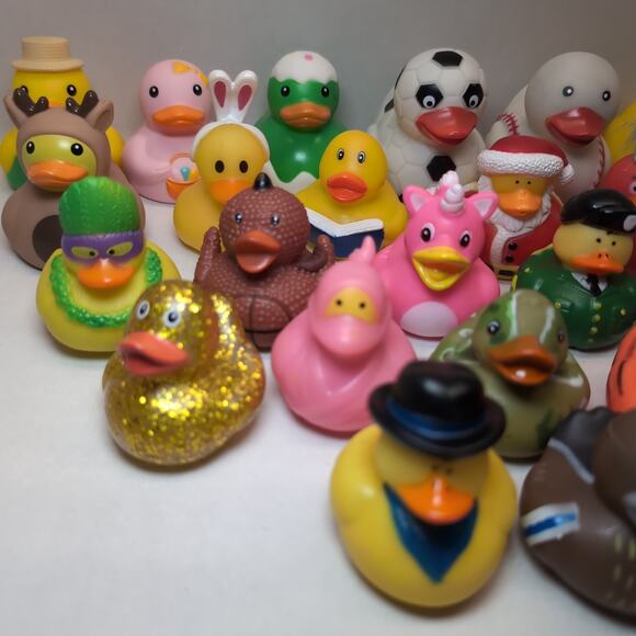 Lot Of 24 Rubber Ducks Jeep Ducking Miscellaneous Holiday Sport Glitter Party - Picture 5 of 16